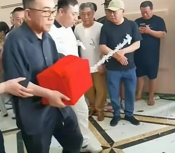 杨少华老爷子遗体上车
十几辆劳斯莱斯送行，老大杨威打幡，小五杨议捧骨灰盒！

