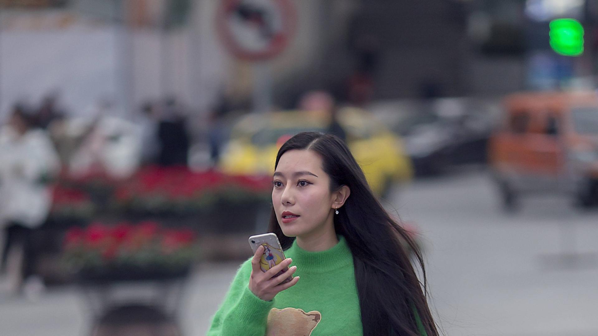 秋冬时尚秘籍：学街拍达人玩转毛衣搭配，美出新高度！