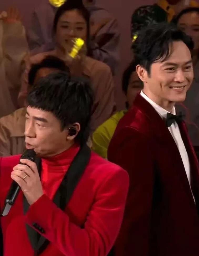 我把陈小春当成梁小龙了，小春没给造型师发红包吧，看上去真土啊，他自己开演唱会的衣