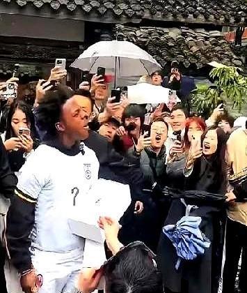 甲亢哥这趟成都行
我敢说
会是俩保镖在中国蕞有存在感的一集了
刚下飞机就被一神人