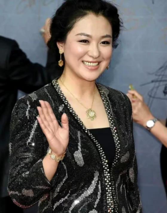 2008年《潜伏》开拍，沈傲君和孙红雷拍完吻戏后，她悄悄地对导演说：我给你100