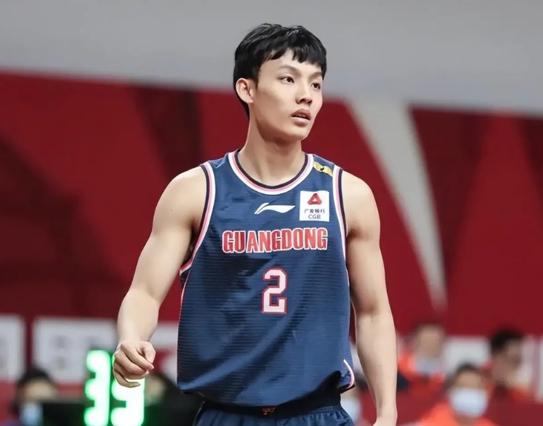 郭士强聪明过人！
中国男篮虽然热身赛屡战屡胜，但郭士强却在采访时表示：中国男篮不