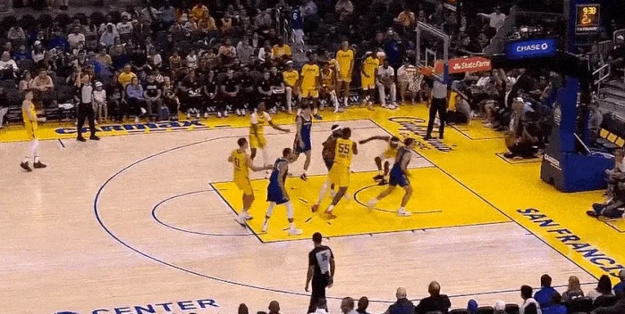 NBA夏季联赛，勇士89-84战胜湖人。
第三节比赛，克内克特外线接球超远三分投