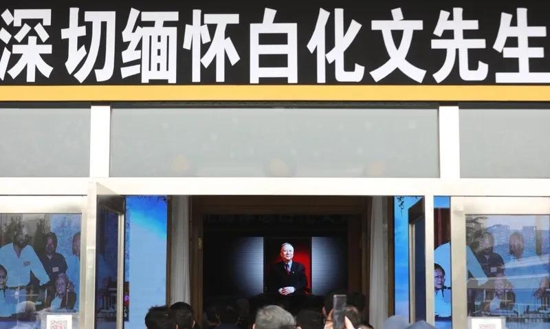 家里的老人去世，你们会怕吗？
那年北京出差，突然接到老丈人去世，然后立即赶了过去