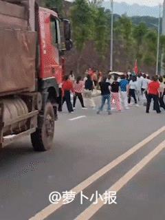 我想问老年朋友一个问题：人老了，真不怕死么。
网友近日发布一段视频，某地一群老年