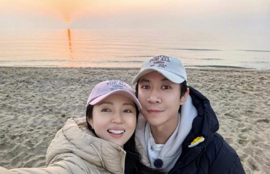 董璇的评论区真的太搞笑了。
今日，董璇分享了一组和年下男老公张维伊的甜蜜合影，并