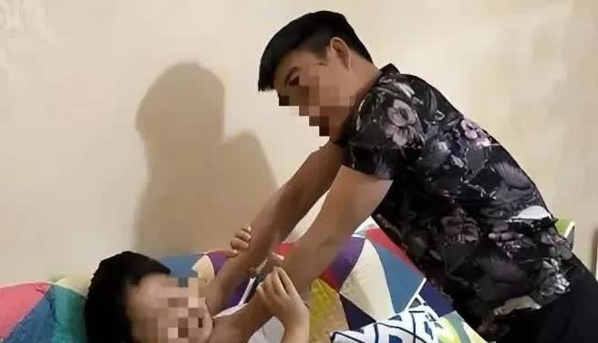 广东佛山一男子早晨求欢遭妻子拒绝并辱骂，激怒下想起妻子过往背叛，猛踹其头部后离开