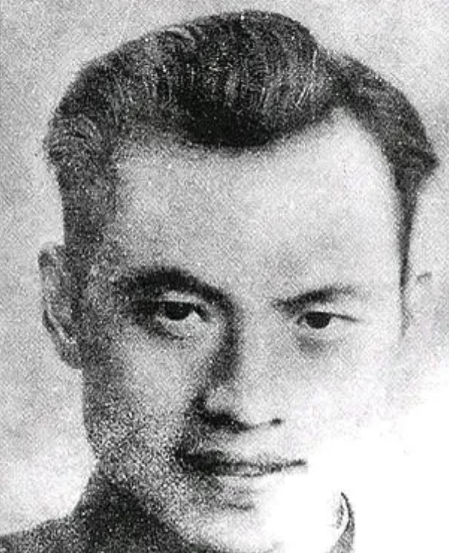 1948年，许建业被捕。入狱时，他想起了其他地下党员还没有转移，正着急时，一个看