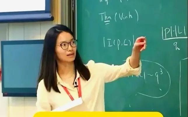 王虹全英语教学打了嚷嚷不用学英语人的脸！
这两天，青年数学家王虹全英语教学霸屏，