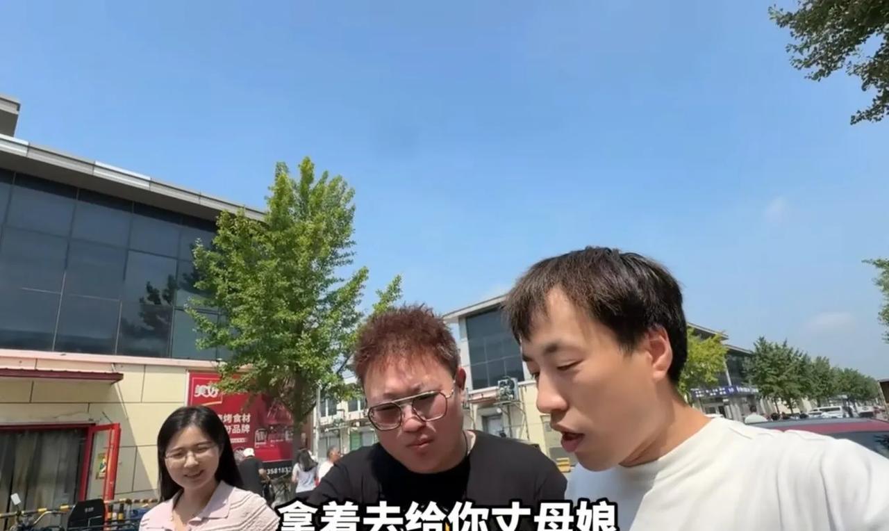 我怎么感觉都是杨，有时候真是让人够着急的，教都教不会！
都是是杨和女朋友小羊崽在