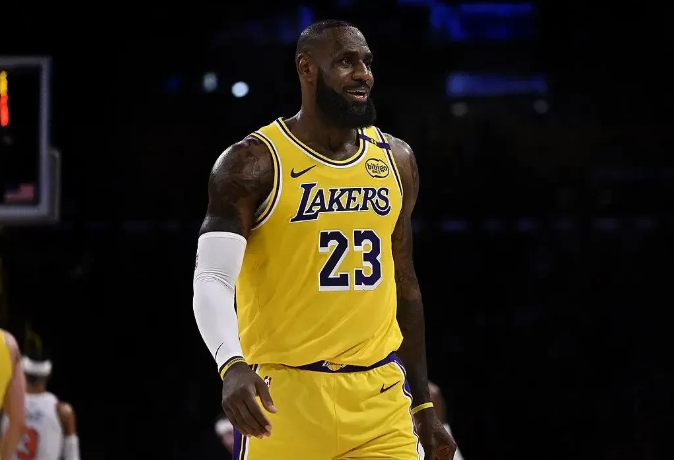截止3月8号，NBA现役10大超级巨星排名应该如下:

第10，杜兰特，27+6