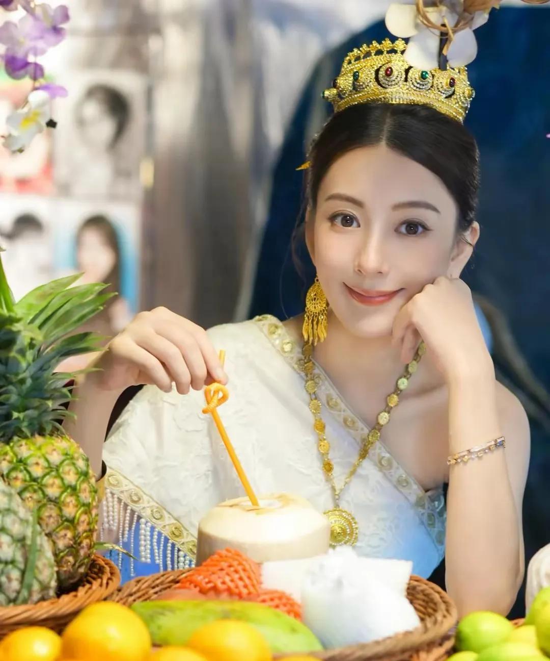 郭富城娇妻方媛怀有三胎，未久居香港，而是前往西双版纳游玩，还拍摄了写真。她身着傣