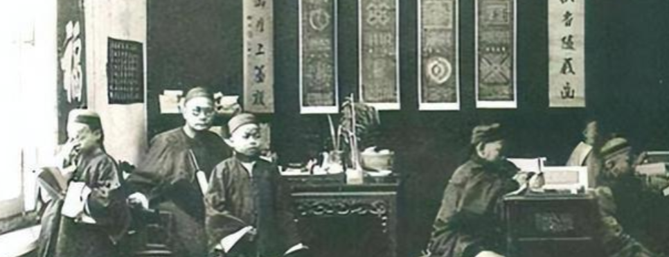 1904年，通房丫李氏，站着侍奉丈夫与正妻长达33年。这日，她正在盛饭。谁知，管
