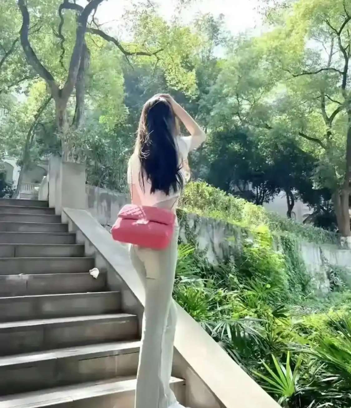 我要怎么委婉地拒绝她搭我的车呀，真有点犯难