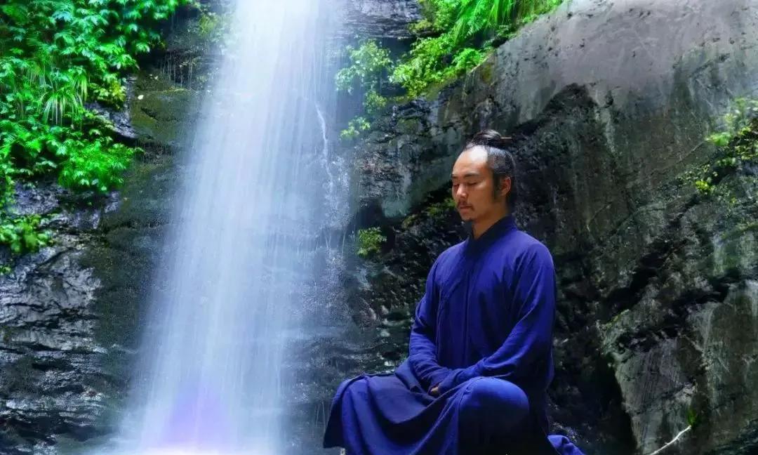 道家一句反者道之动 弱者道之用 ，弄明白了一辈子受用 。
反者道之动表面说的是，