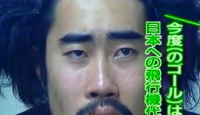 24年前，日本策划了一场变态的真人秀。一男子赤身裸体在镜头前直播了15个月，引发