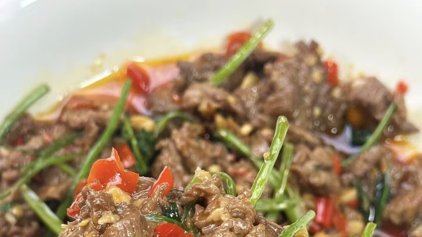 哇！这香草炒牛肉太绝了，出锅瞬间被抢光