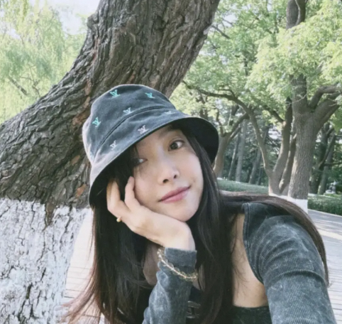 宋茜晒照 与妈妈公园散步的温馨瞬间