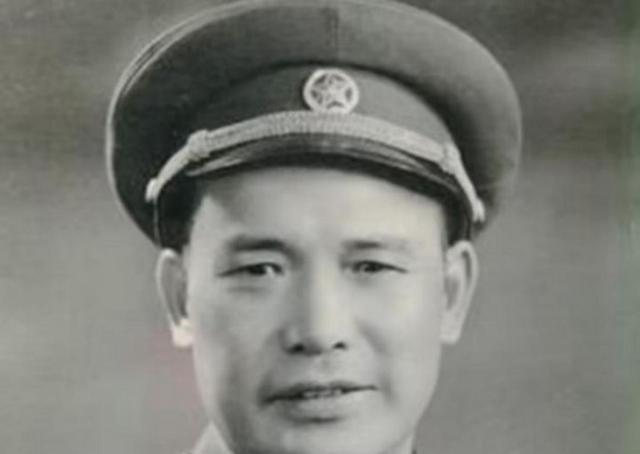 1929年，国民党军中一个排长竟然带着“重礼”千里投奔红军，在半年的考验后，成功