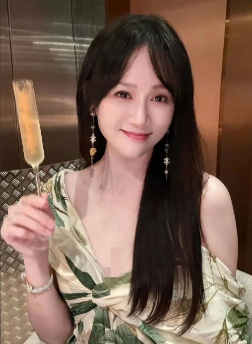 陈乔恩怒了！
5月10日晚，陈乔恩突然愤怒发文，大骂香港机场的地勤人员工作态度差