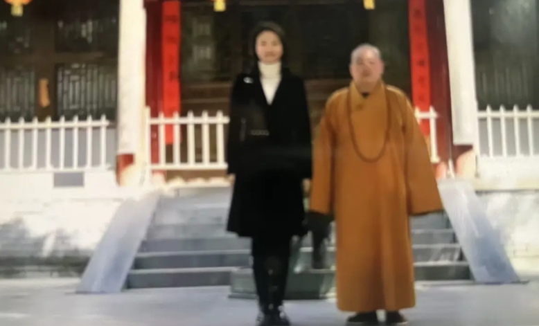 是非曲直，公道自有评论？一次工作性采访也被牵连进来。
少林方丈䆁永信被调查前与许