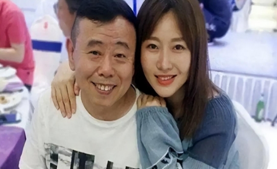 2012年，身价10亿的石磊，娶了潘长江的女儿潘阳！刚谈恋爱时，石磊送了辆380