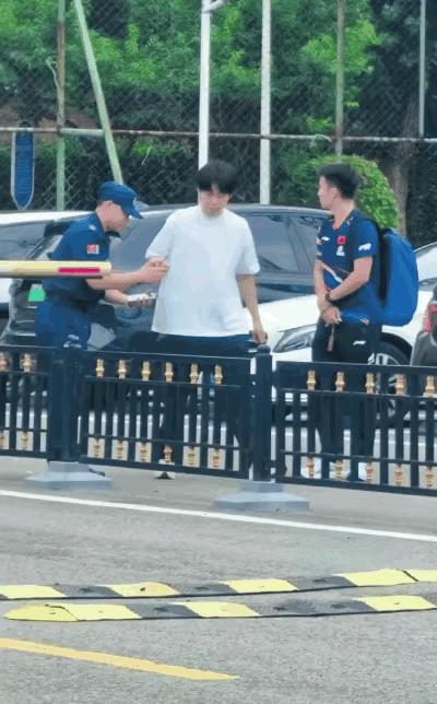 没有参加瑞典大满贯的大头这身穿搭和步姿也太松弛了吧？
大头和他兄弟小牛这是来哪里