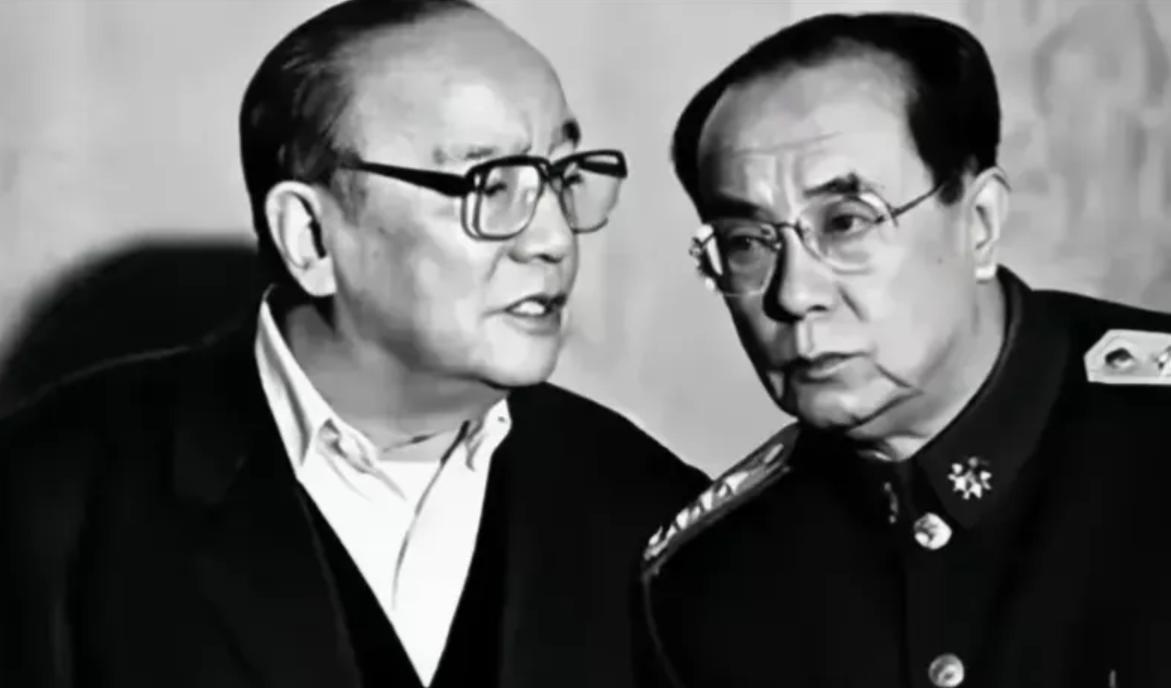杨尚昆与弟弟杨白冰在一起，亲情交融亲切交谈，嘘寒问暖，笑容满面，举止温柔，温暖又