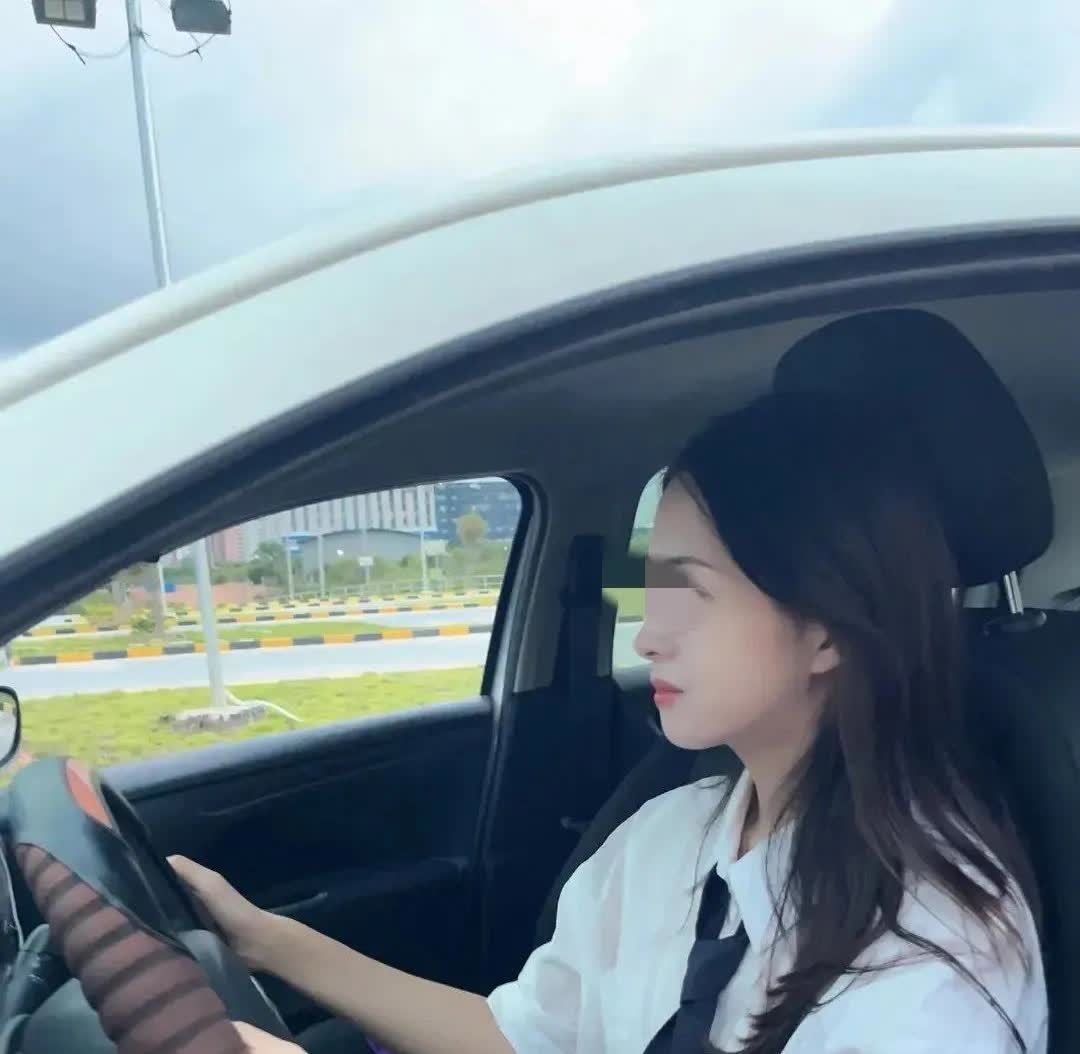 在我们单位，有个非常活泼可爱的00后姑娘，她性格开朗，总爱拿自己开玩笑，自称是“