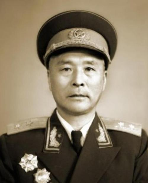 1936年，一位老大娘上山摘草药。突然发现一大群苍蝇，在草丛上“嗡嗡嗡”盘旋，她