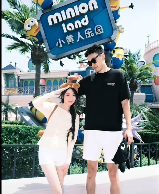 辽宁男篮的球员刘雁宇利用假期时间，和女朋友去北京环球影城游玩了。
刘雁宇今年已经