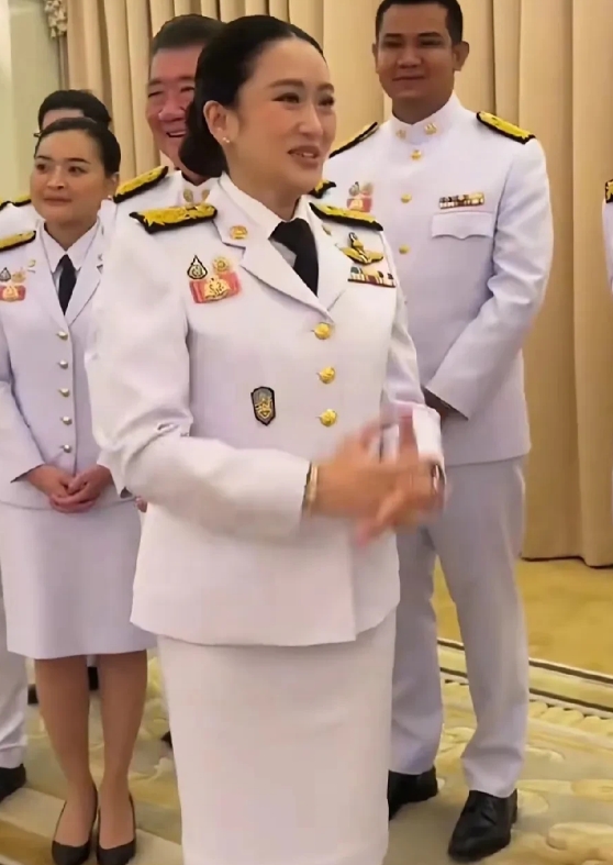 佩通坦之所以在“通话门”事件后没被赶下台，这三步棋起了关键作用。
第一步，通话门