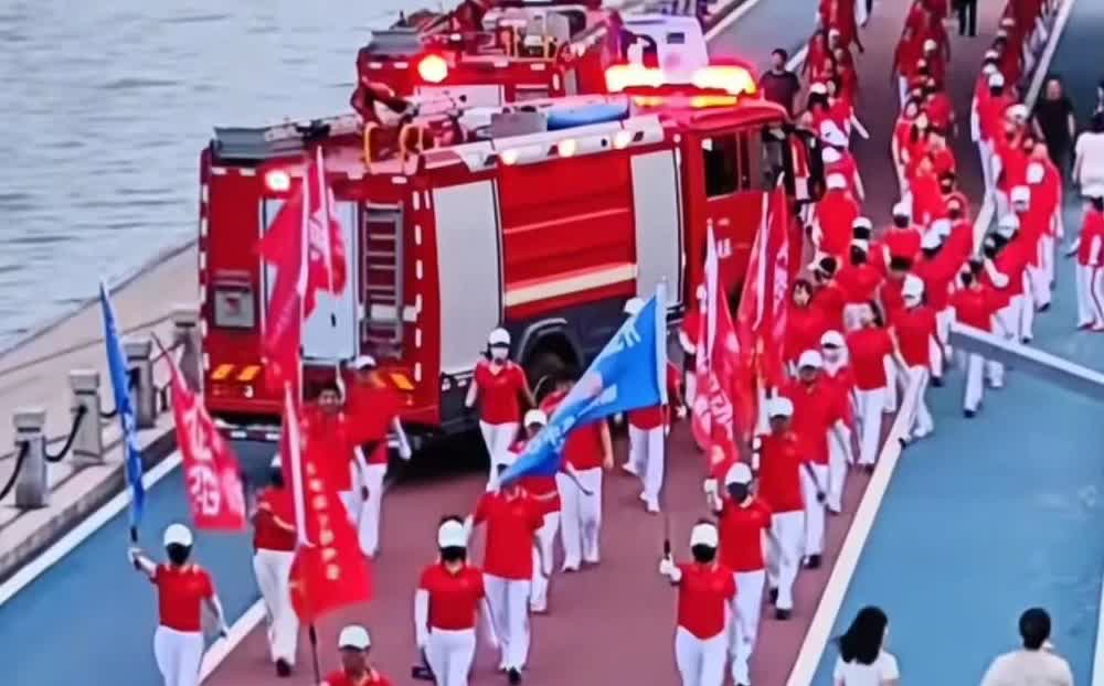 【“组团堵路”绝不是文明】
＊安徽六安。健走团堵路不让道，车主无奈跟在后面龟速