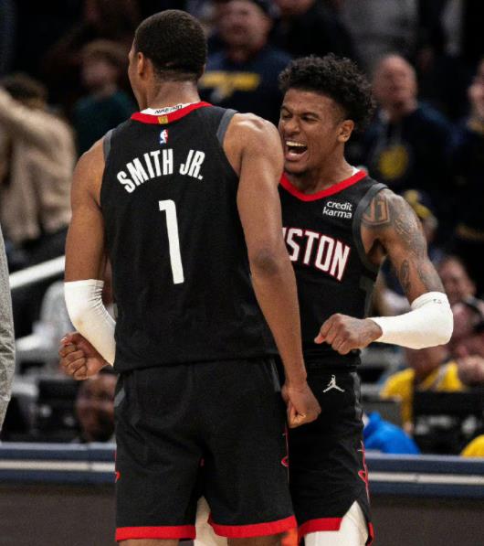 复出之后的小史密斯整体状态还不错，虽然有的时候会丢掉首发大前锋的位置，但火箭队战