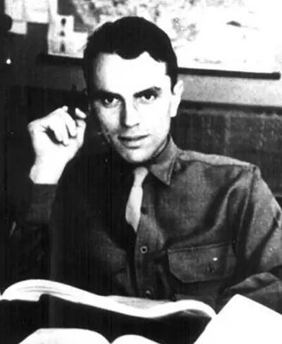 1945年，一名12岁的中国小女孩被美国士兵开车撞死，却只赔偿了26美元，女孩父