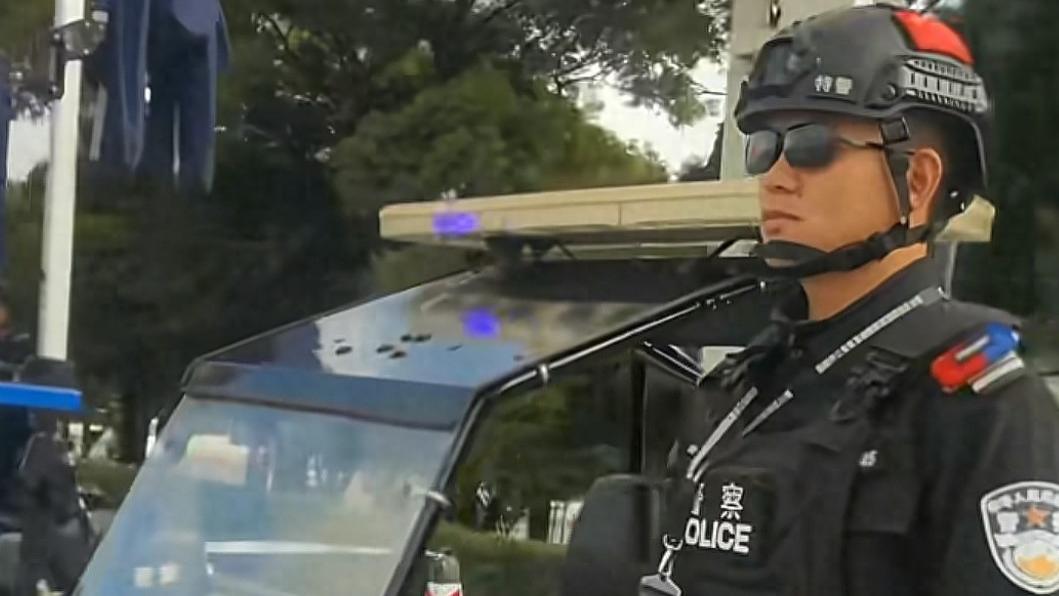 云南滇池海埂大坝现铠甲卫士 身穿黑色警装给人满满安全感