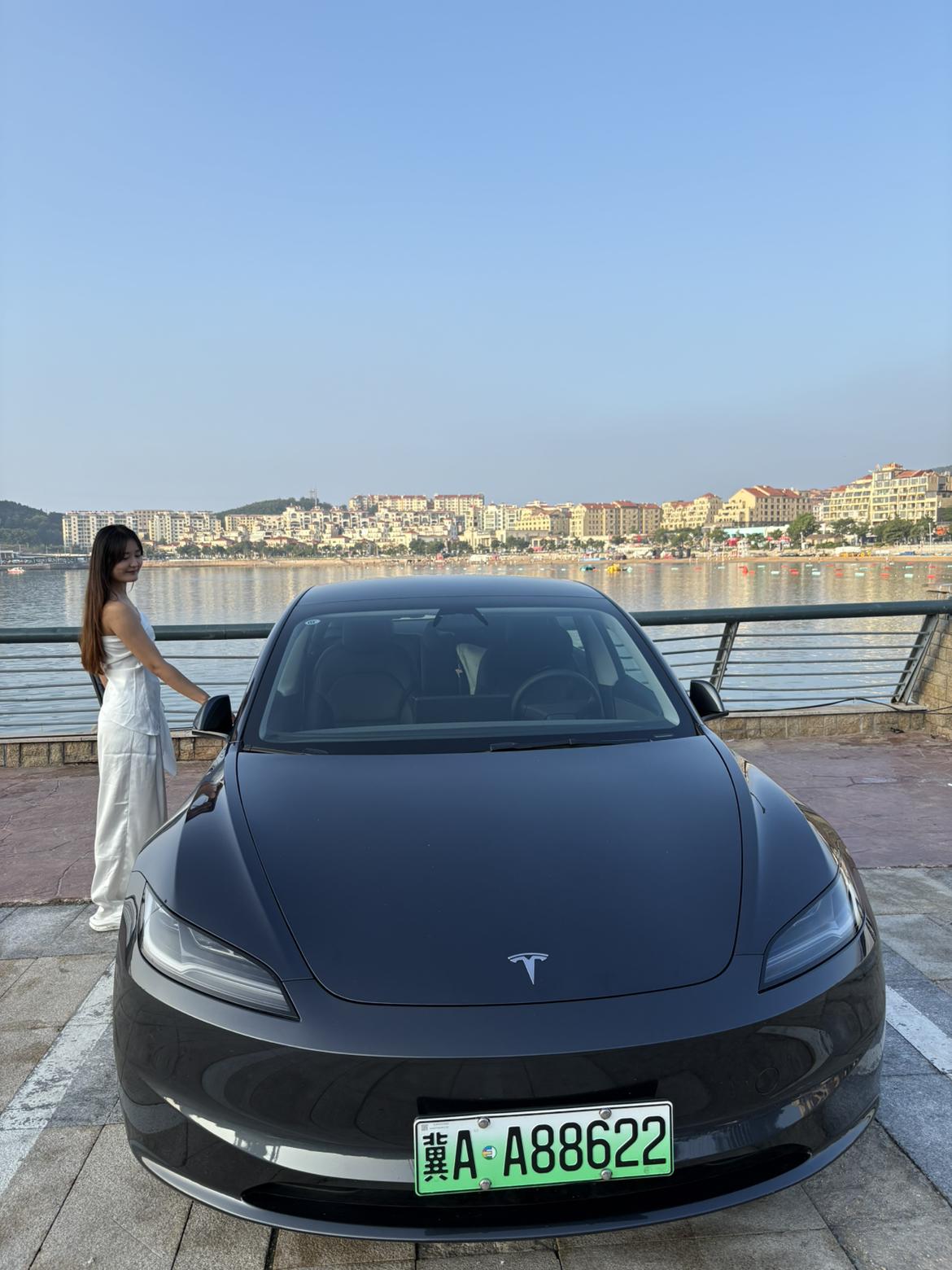 焕新三与爱人海边合影