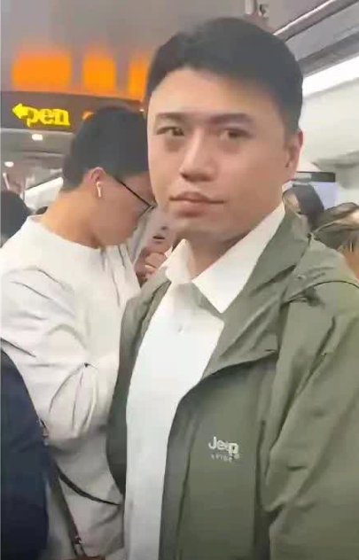 这届网友太能扒了吧

上海地铁男子事件

网友不仅扒出了他的老婆，居然还