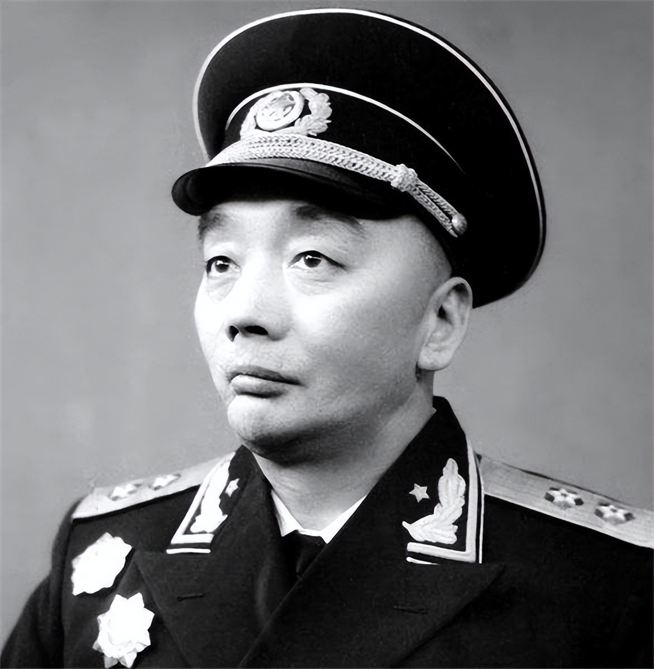 淮海战役结束后，邓小平宴请众将领吃饭，正当大家吃得开心的时候，第三纵队副司令却突