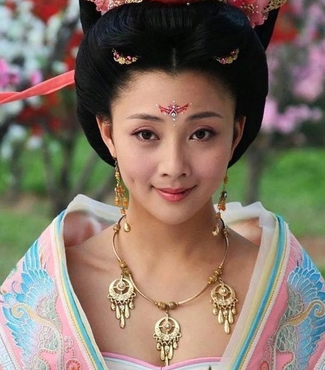 2012年，北京某影视基地，炎热的夏日骄阳似火。化妆间里，殷桃正在化妆师的帮助下