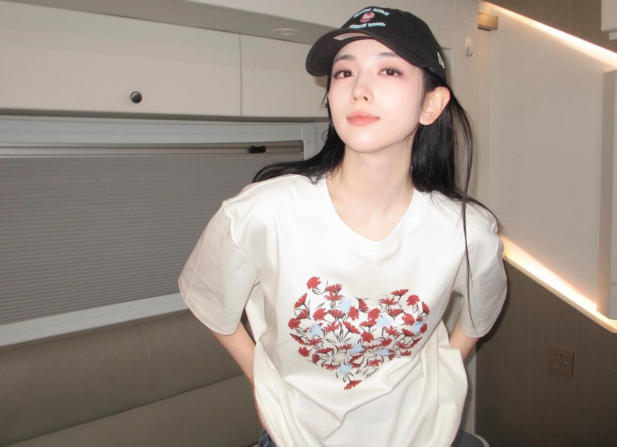 代露娃这组新图状态不错，简单白T配牛仔裤清爽自然，阳光下笑起来眼睛弯弯的，随手抓