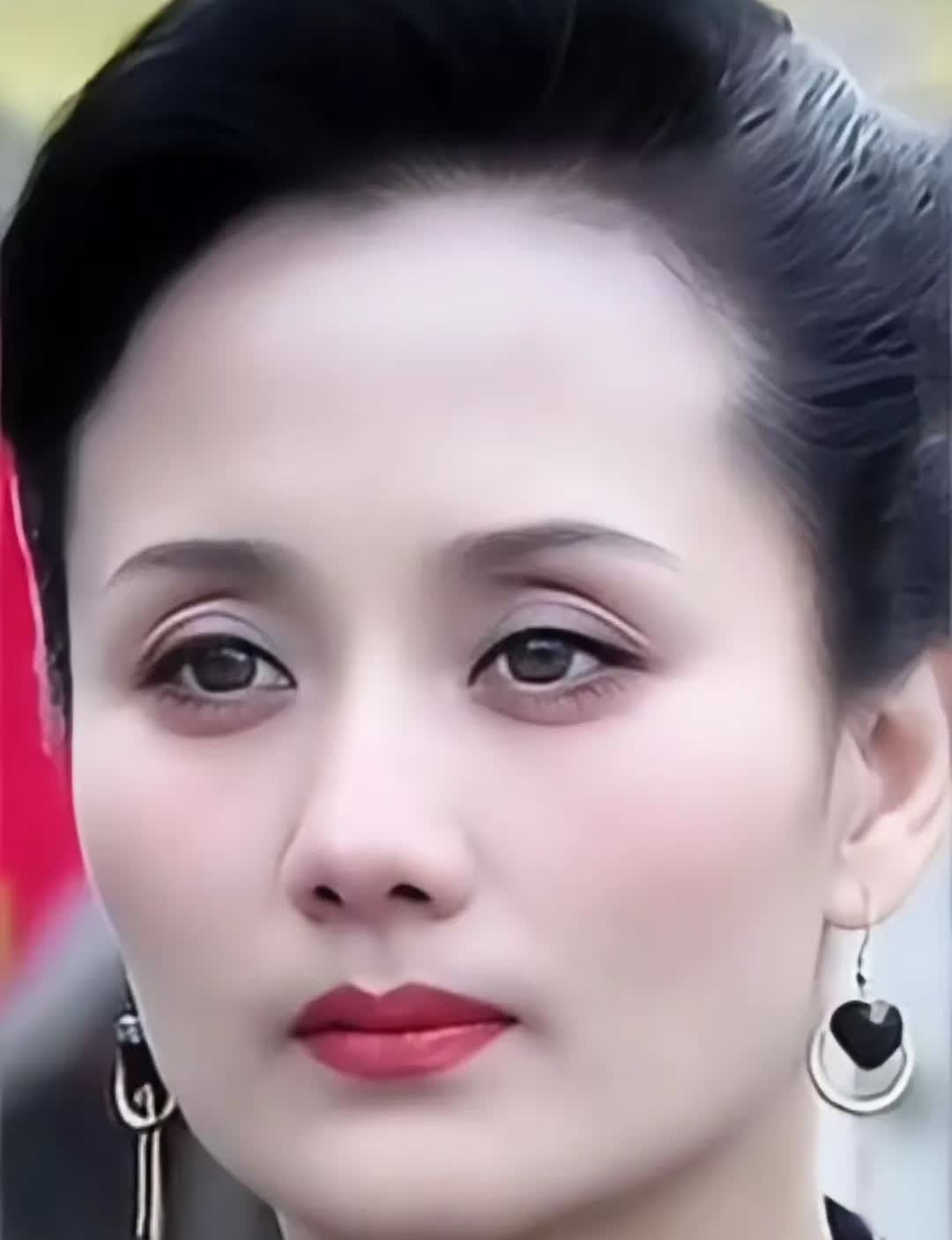 她总是演一些不讨喜的角色，一副高高在上、盛气凌人的形象，演的入木三分，真是天生演