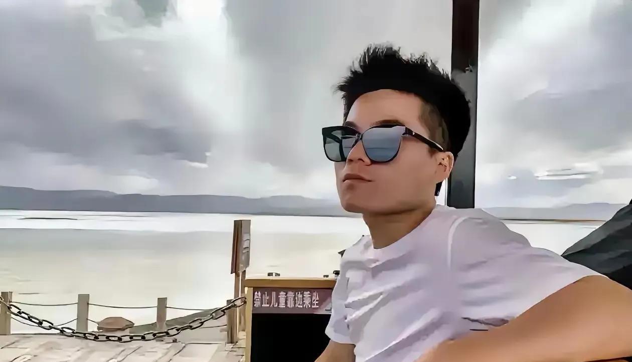 董宇辉说：“对于学习，不要给孩子讲大道理，你跟他说考个好高中好大学，以后找个好工