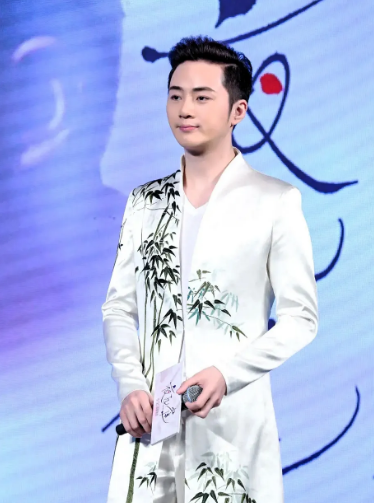 终于知道余少群为什么这么多年都不火了！
倒不是因为他长得不好看，也不是因为他戏演
