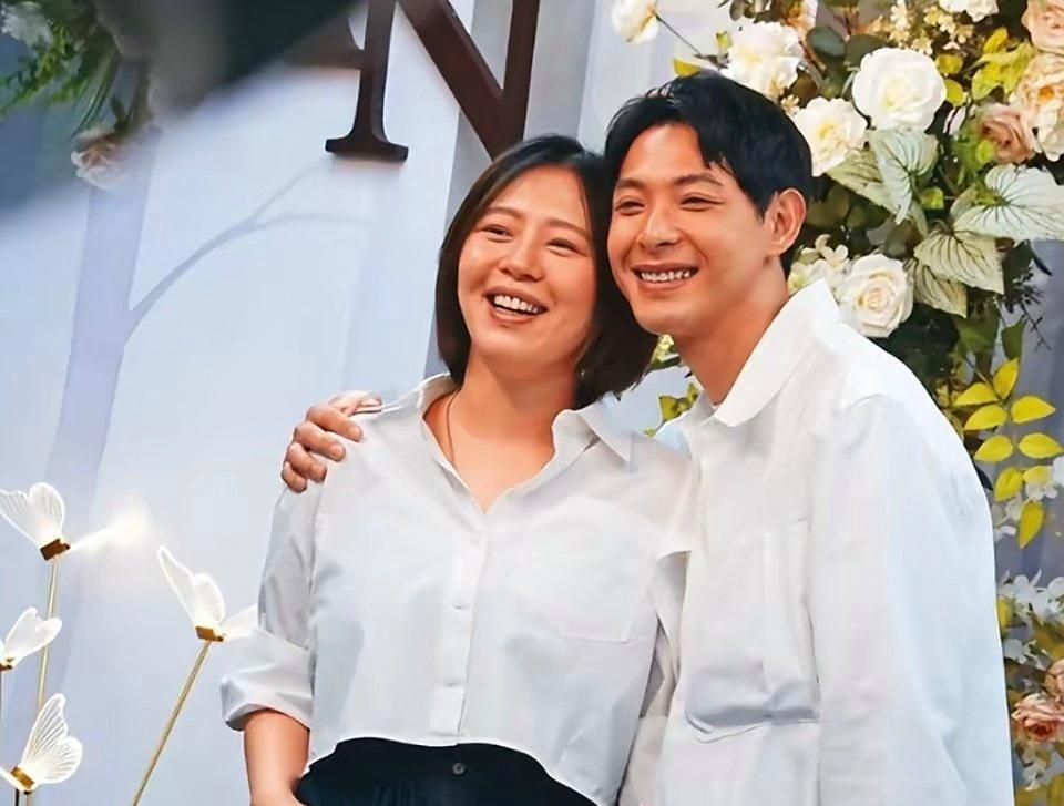 刘品言和男友在台湾省民政局登记结婚，她怀孕5个月了，状态有点差，脸部浮肿，脸色憔