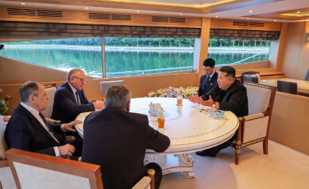 金正恩不走寻常路，在游艇上干了一件大事
金正恩最近选择了一种不同寻常的方式进行外