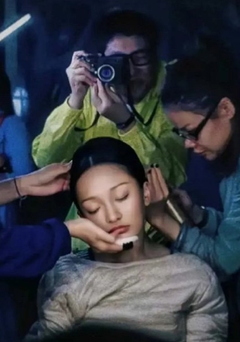 周迅当年拍《如懿传》时，因为太累在化妆时不慎睡着了，演员们真的好辛苦，好心疼。