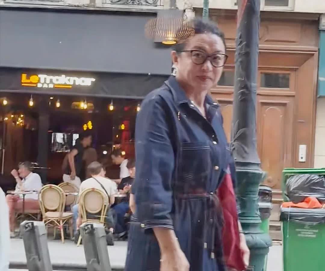 不知道她做女人
有没有“性福”过？
法国巴黎
看到的一幕
金星这面相变化