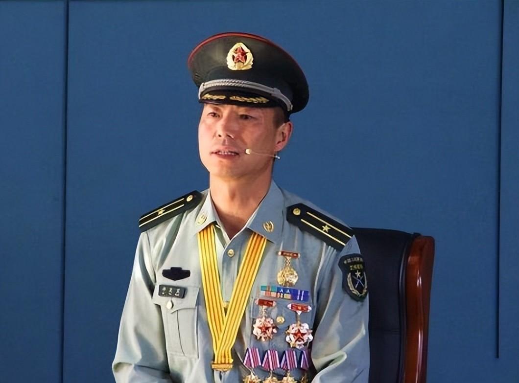 23年，英雄团长祁发宝晋升副司令公开亮相，胸前六排勋表十分罕见
“2023年9月