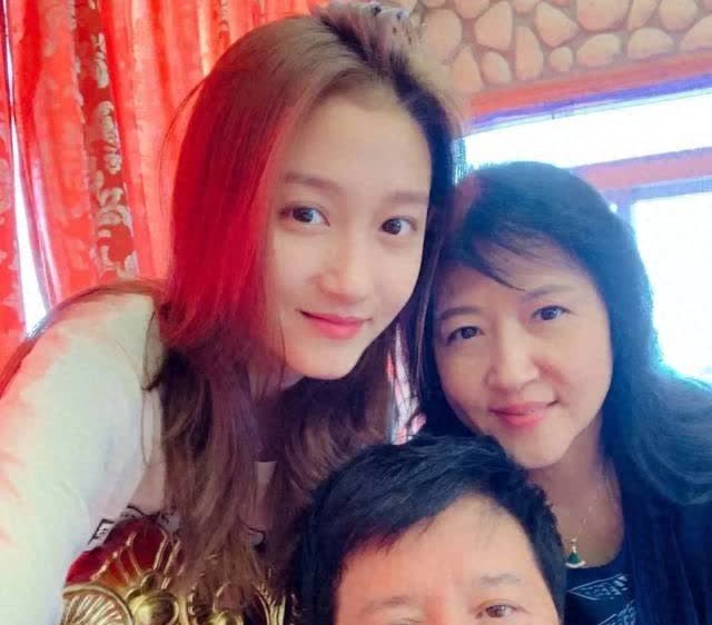 亲姐去世后，
父亲却对外称关晓彤是独生女，
关家在“隐藏”什么？
对外是家